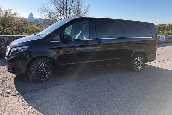 Fiumicino Lufthavn private overførsler med luksus Mercedes varevogn