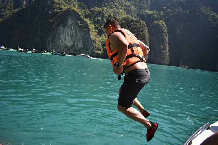 Tour di un giorno in motoscafo delle Isole Phi Phi da Phuket + pranzo a buffet