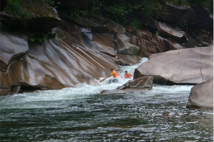 heißes Sommerwasser fallen & Quellwasser Fluss Gummiboot treiben Abenteuer.