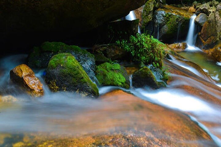 heißes Sommerwasser fallen & Quellwasser Fluss Gummiboot treiben Abenteuer.