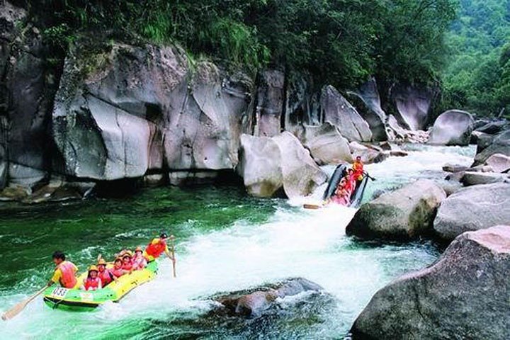 heißes Sommerwasser fallen & Quellwasser Fluss Gummiboot treiben Abenteuer.