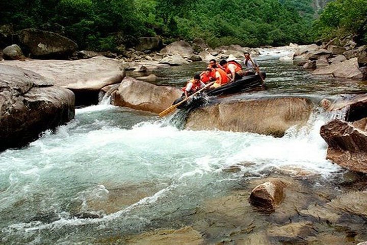 heißes Sommerwasser fallen & Quellwasser Fluss Gummiboot treiben Abenteuer.
