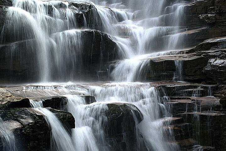 heißes Sommerwasser fallen & Quellwasser Fluss Gummiboot treiben Abenteuer.