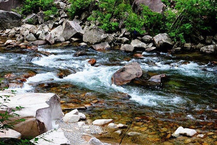 heißes Sommerwasser fallen & Quellwasser Fluss Gummiboot treiben Abenteuer.