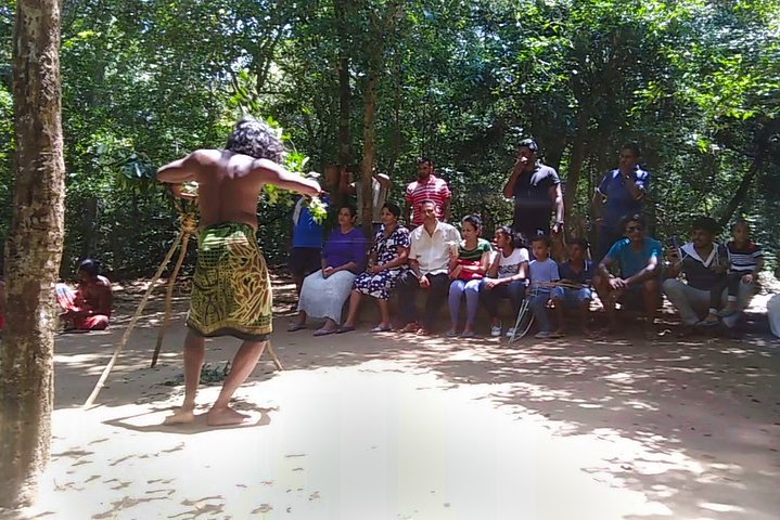 Visite du village aborigène de Dambana au départ de Mahiyanganaya