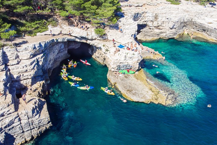 Pula : Tour en kayak por la Cueva del Mar con Snorkel & Cliff Jumping