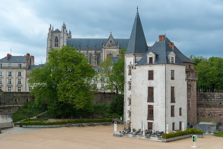 Tour privato a piedi di Nantes con una guida professionale