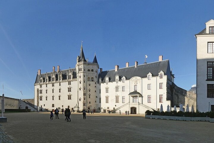 Tour privato a piedi di Nantes con una guida professionale