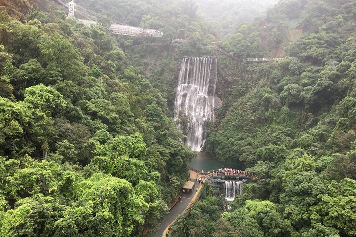 Private Tagestour zum Gulong Canyon und Cave Fairland von Guangzhou