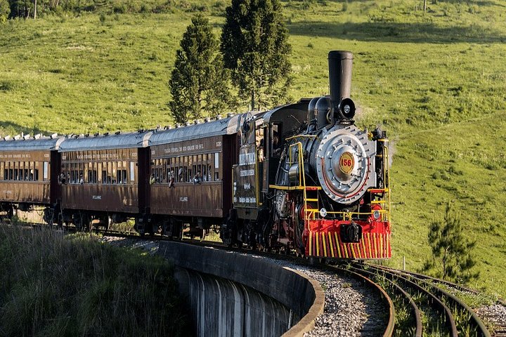 Tour de cata de vinos con paseo en tren Maria Fumaça