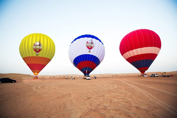 Giro in mongolfiera con colazione gourmet e spettacolo del falco