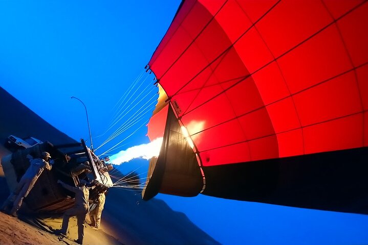 Giro in mongolfiera con colazione gourmet e spettacolo del falco