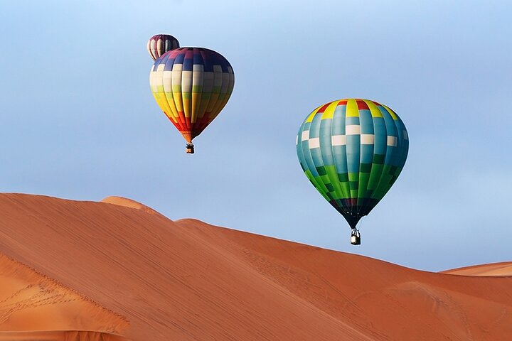 Giro in mongolfiera con colazione gourmet e spettacolo del falco
