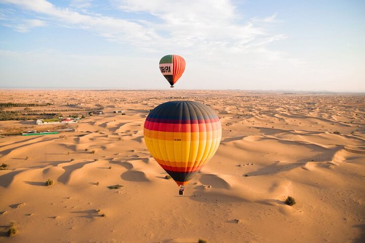 Giro in mongolfiera con colazione gourmet e spettacolo del falco