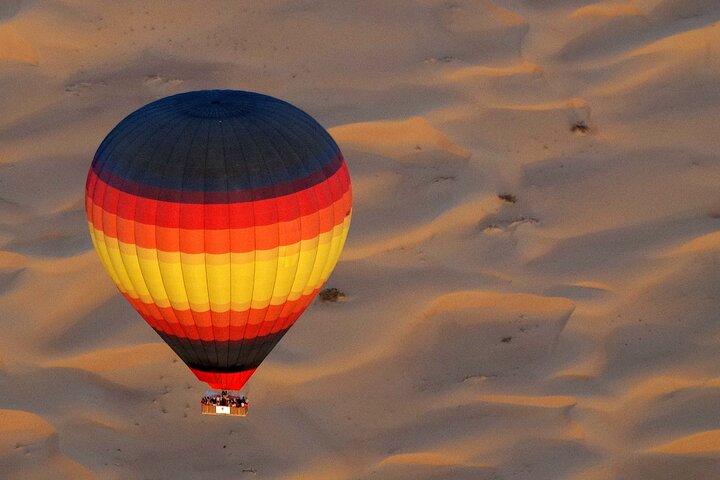 Giro in mongolfiera con colazione gourmet e spettacolo del falco