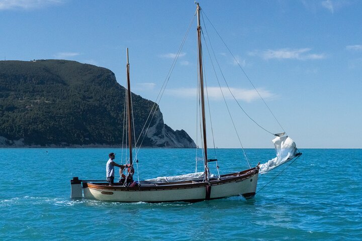 Tour privato in barca a vela tradizionale della Riviera del Conero