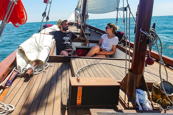 Tour privato in barca a vela tradizionale della Riviera del Conero