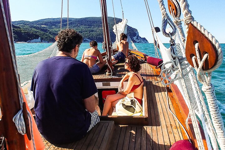 Tour privato in barca a vela tradizionale della Riviera del Conero