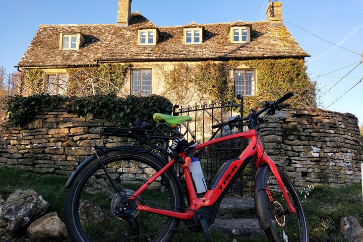 A excursão privada de um dia de bicicleta elétrica em Cotswolds começa perto de Oxford