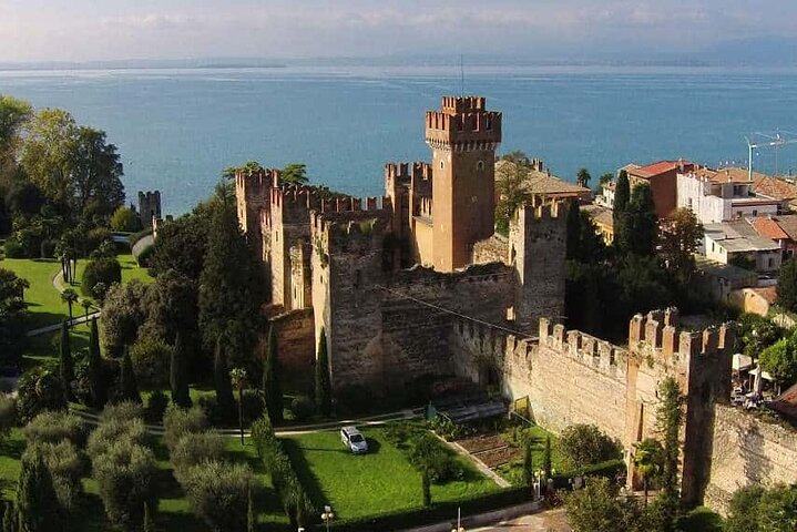 Paseo en barco por los castillos con degustación de vinos Bardolino y bocadillos