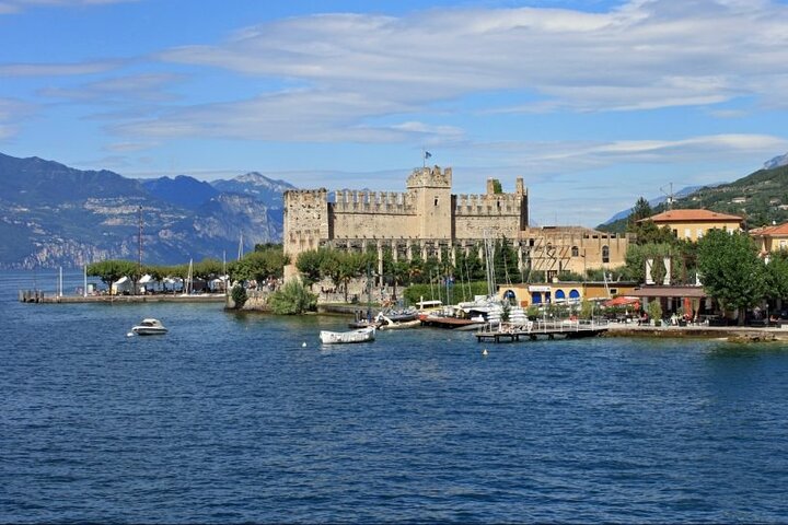 Paseo en barco por los castillos con degustación de vinos Bardolino y bocadillos