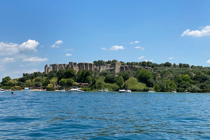 Paseo en barco por los castillos con degustación de vinos Bardolino y bocadillos