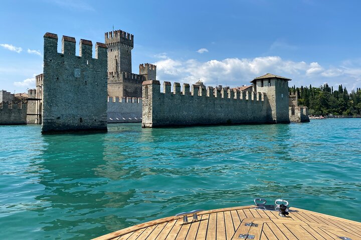 Paseo en barco por los castillos con degustación de vinos Bardolino y bocadillos