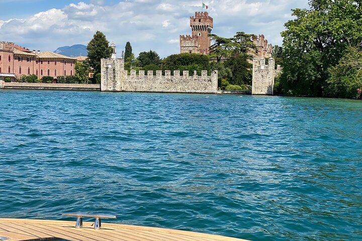 Paseo en barco por los castillos con degustación de vinos Bardolino y bocadillos