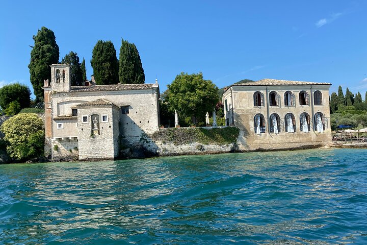 Paseo en barco por los castillos con degustación de vinos Bardolino y bocadillos