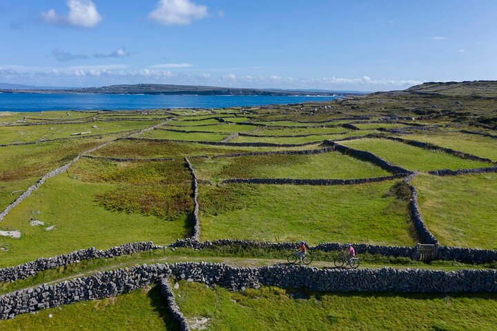 Andar de bicicleta elétrica na ilha de Inishmore. Ilha de Arã. Autoguiado. Dia inteiro.