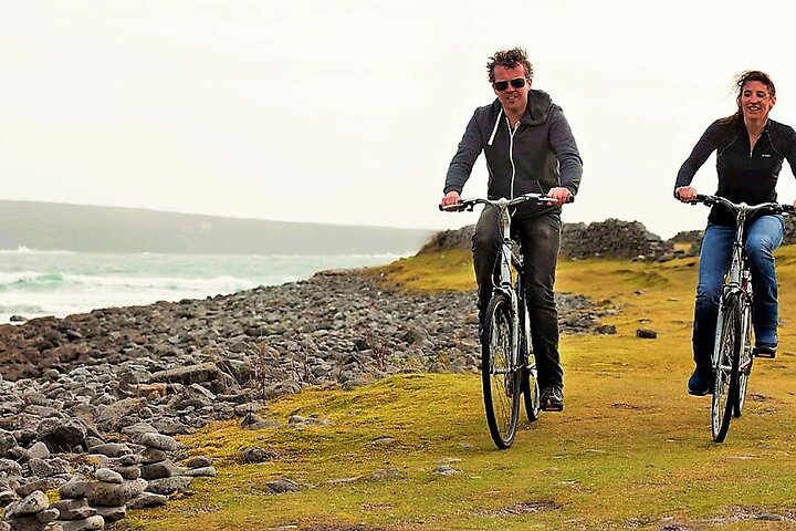 Andar de bicicleta elétrica na ilha de Inishmore. Ilha de Arã. Autoguiado. Dia inteiro.