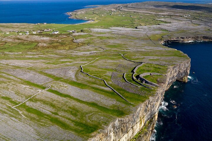 Andar de bicicleta elétrica na ilha de Inishmore. Ilha de Arã. Autoguiado. Dia inteiro.
