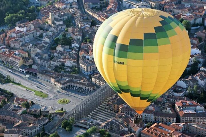 Globo aerostático sobre Segovia con traslados opcionales desde Madrid