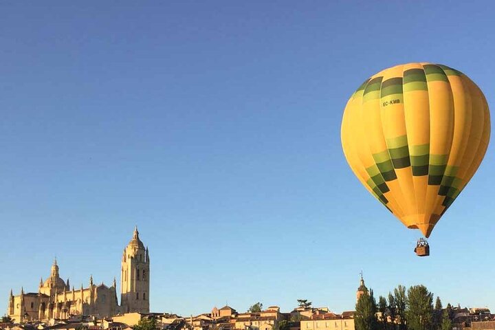 Globo aerostático sobre Segovia con traslados opcionales desde Madrid