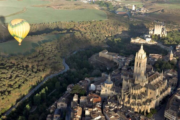 Globo aerostático sobre Segovia con traslados opcionales desde Madrid