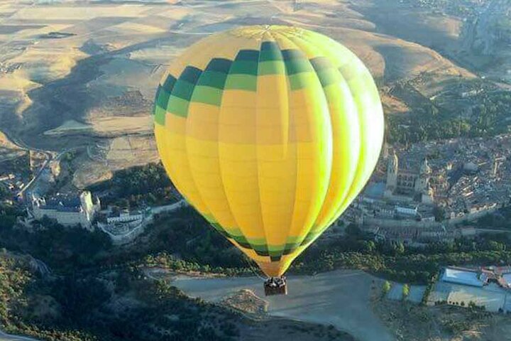 Globo aerostático sobre Segovia con traslados opcionales desde Madrid