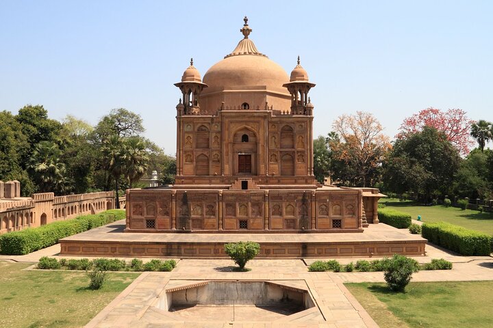 Touristische Höhepunkte von Prayagraj (Geführte Fullday-Besichtigungstour mit dem Auto)