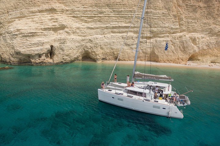 Gedeelde Catamaran All-inclusive-dagcruise naar Naxos of Paros