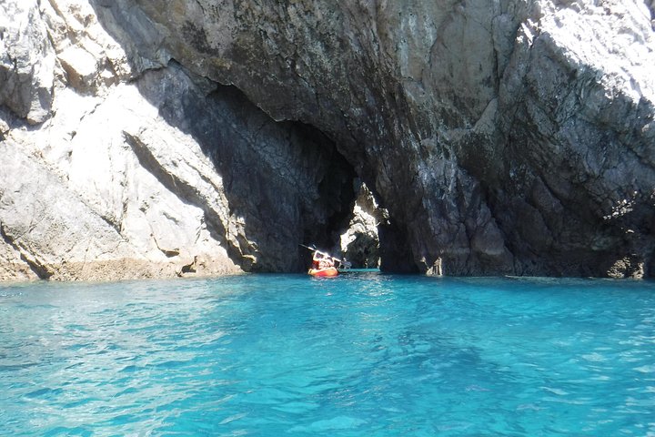 Kayak tour from Sesimbra to Ribeira do Cavalo Beach, passing through the caves