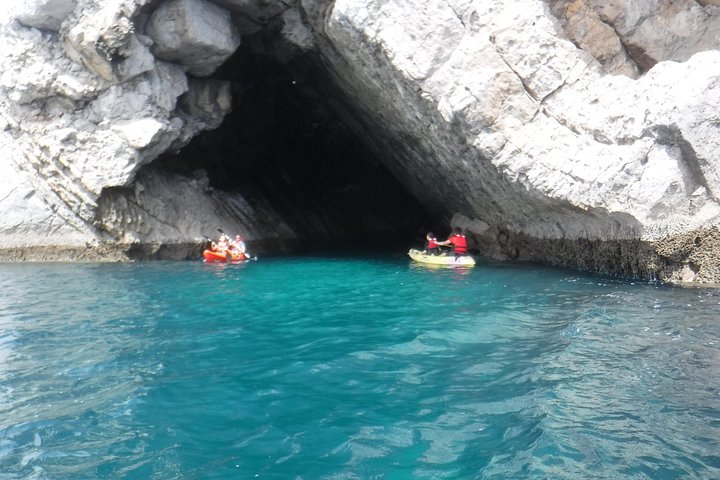 Kayak tour from Sesimbra to Ribeira do Cavalo Beach, passing through the caves
