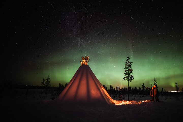Excursión para grupos pequeños para fotografiar la aurora boreal en Rovaniemi