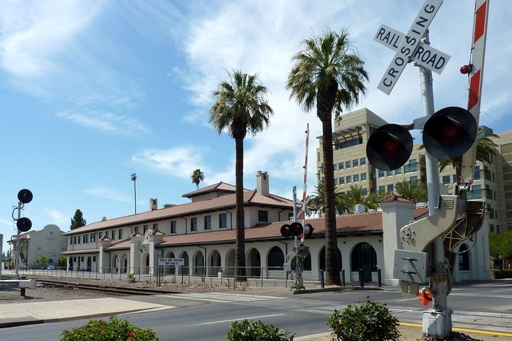 Astonishing Scavenger Hunt: Arte e História de Fresno
