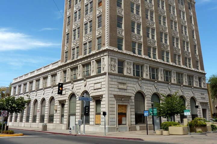 Astonishing Scavenger Hunt: Arte e História de Fresno