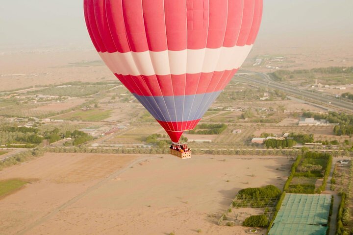 Giro in mongolfiera con colazione gourmet e spettacolo del falco