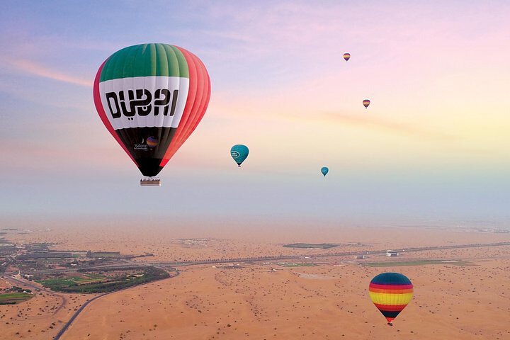 Giro in mongolfiera con colazione gourmet e spettacolo del falco