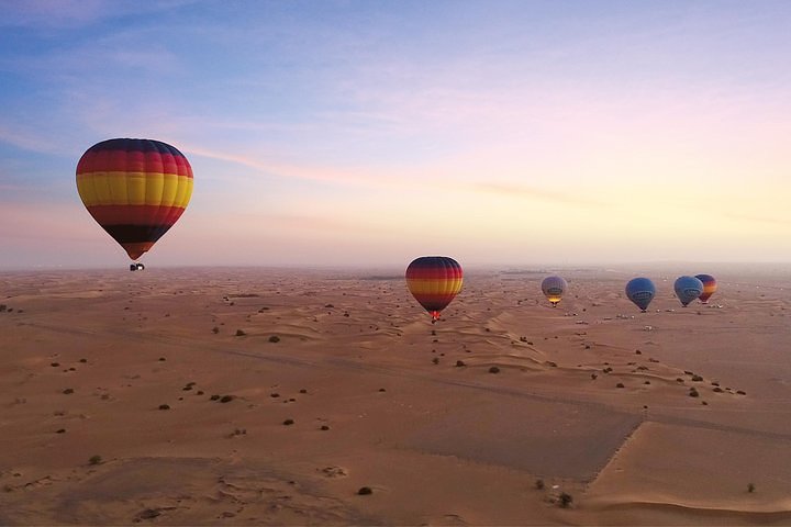 Giro in mongolfiera con colazione gourmet e spettacolo del falco