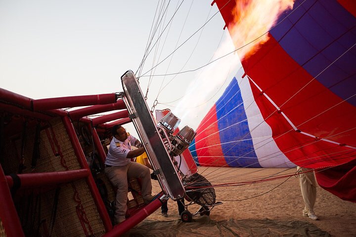 Giro in mongolfiera con colazione gourmet e spettacolo del falco