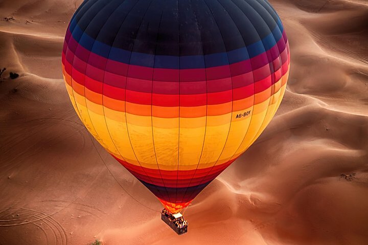 Giro in mongolfiera con colazione gourmet e spettacolo del falco