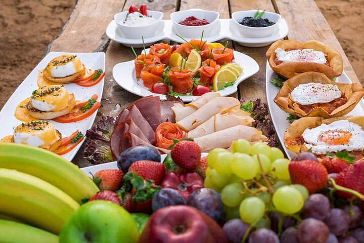 Giro in mongolfiera con colazione gourmet e spettacolo del falco