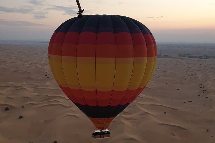 Giro in mongolfiera con colazione gourmet e spettacolo del falco